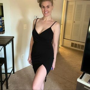 Size 8 black dress. Light material and very comfortable.